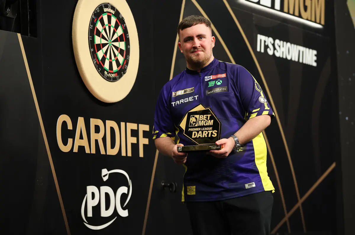 Littler trafil dokonalú deviatku a zostrelil Van Gerwena! Má len 18 a valcuje Premier League Darts +VIDEO