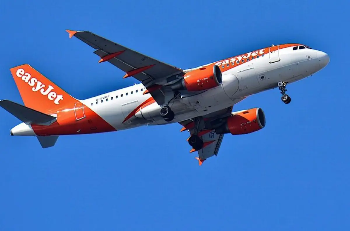 Dramatický let easyJet: Núdzové pristátie po kolapse pasažierky!