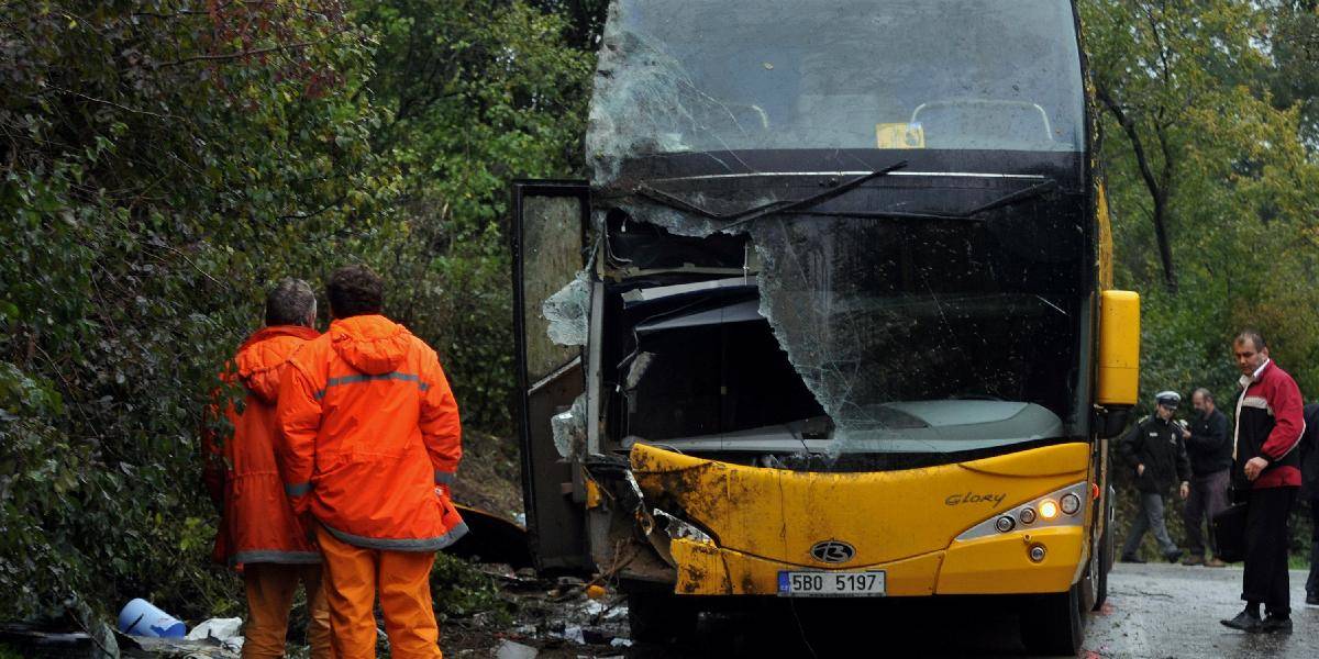 Zrážka autobusu s kamiónom pri pražskom letisku: Desať zranených