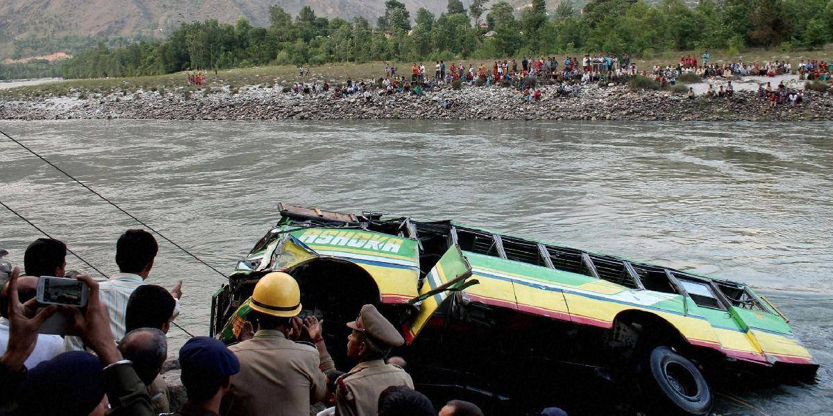 Autobus sa zrútil do rieky: Najmenej 39 mŕtvych