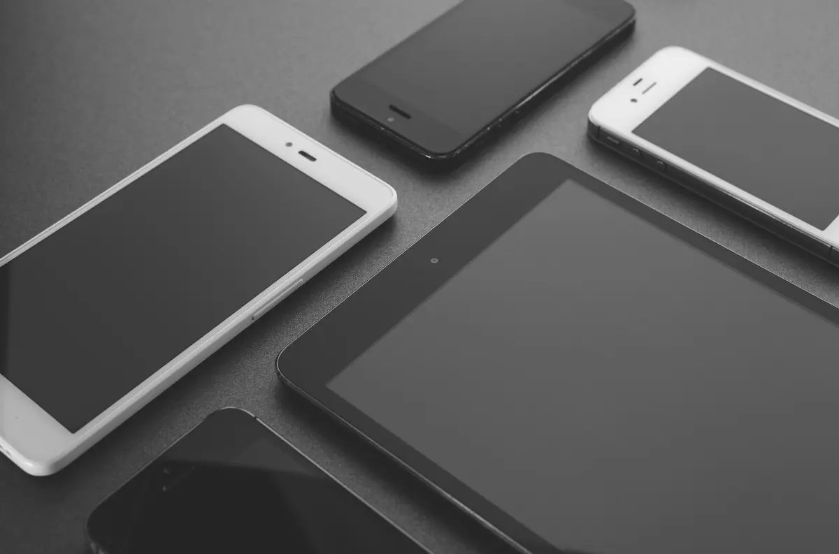 Zlodej roka? KRADOL mobily a hneď si ich obzeral pod bezpečnostnými kamerami! Polícia PÁTRA po mužovi z videa