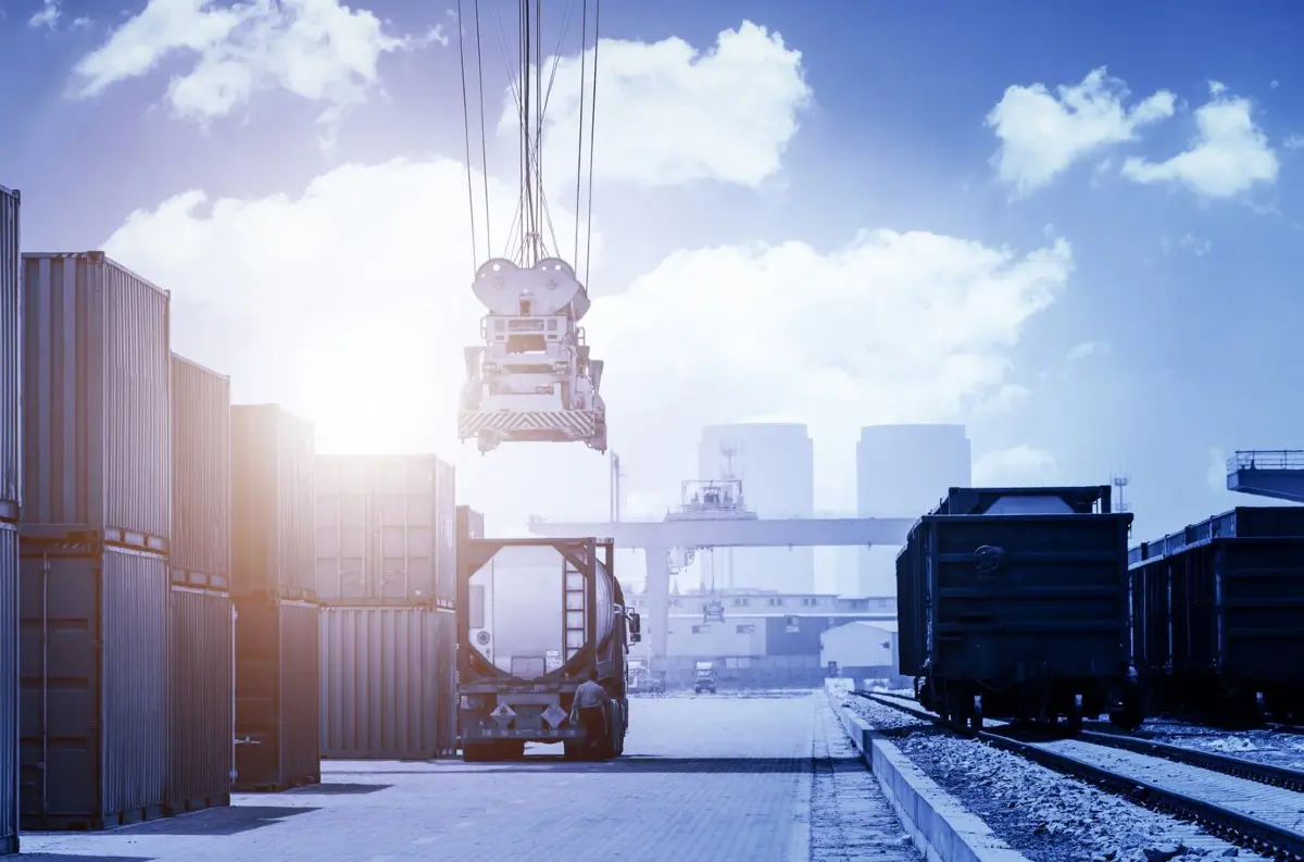 Slovenský zahraničný obchod vo februári 2025: Dovoz prekonal export, bilancia ostáva pasívna
