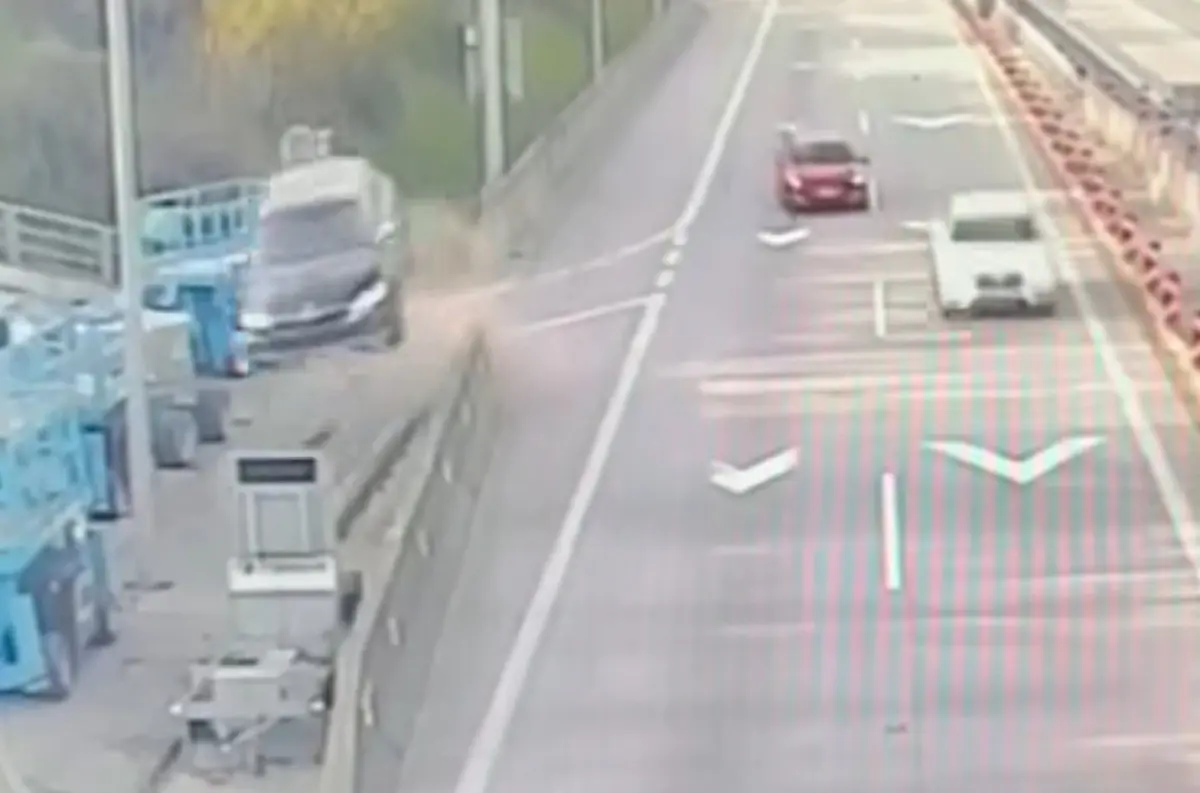 Šokujúce zábery z D2: Vodič Octavie narazil do zvodidiel a letel mimo vozovku! +VIDEO