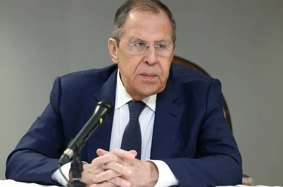 Lavrov: Paríž a Londýn sú posadnuté vyslaním svojich ozbrojených síl do vojny proti Rusku