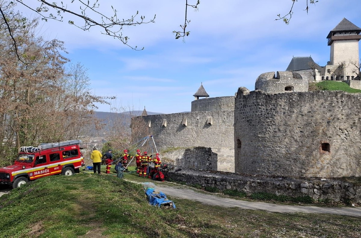 Hasiči v akcii na Trenčianskom hrade: Výcvik záchrany z hĺbky