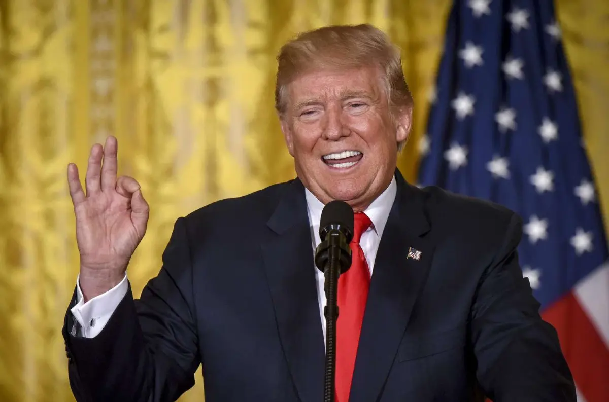 TRUMP schválil 90-dňové POZASTAVENIE ciel pre VYŠE 75 krajín: OKREM Číny! +VIDEO