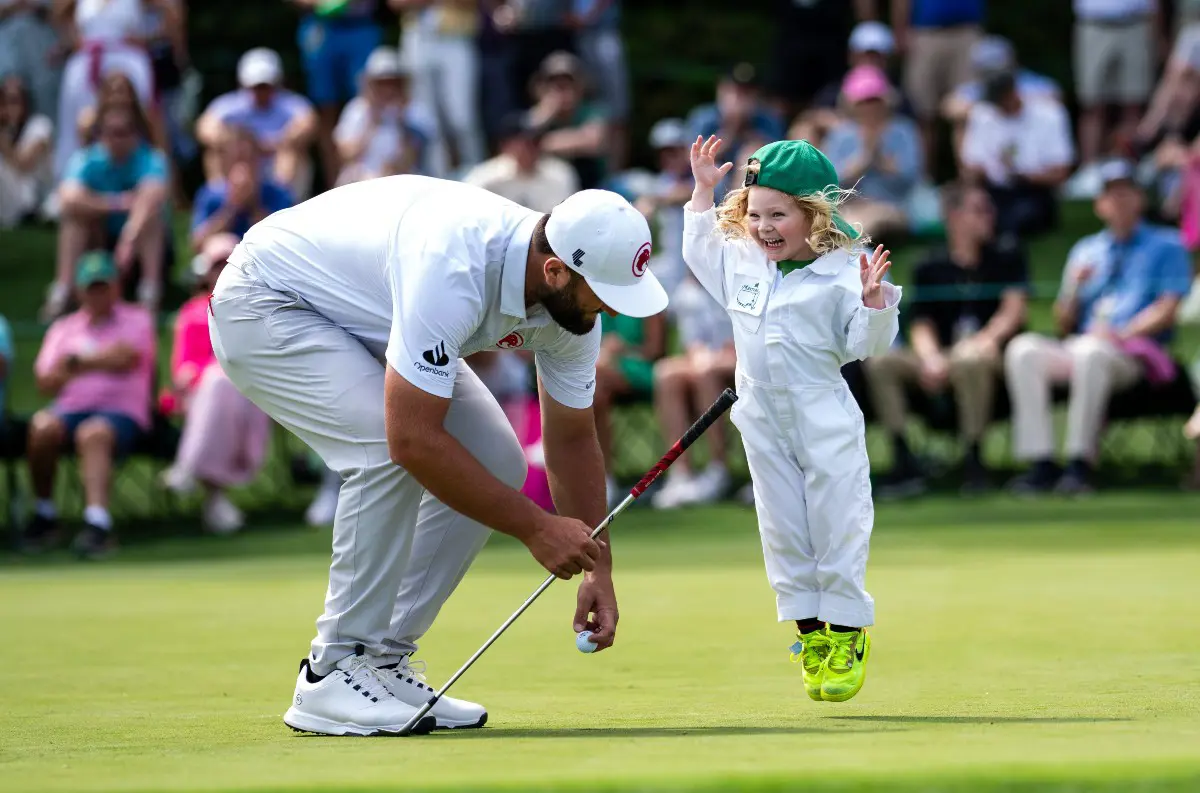 GOLF: Dcéra Roryho McIlroya ukradla šou pred Masters. Malá Poppy trafila ako profíčka, publikum šalelo! +VIDEO