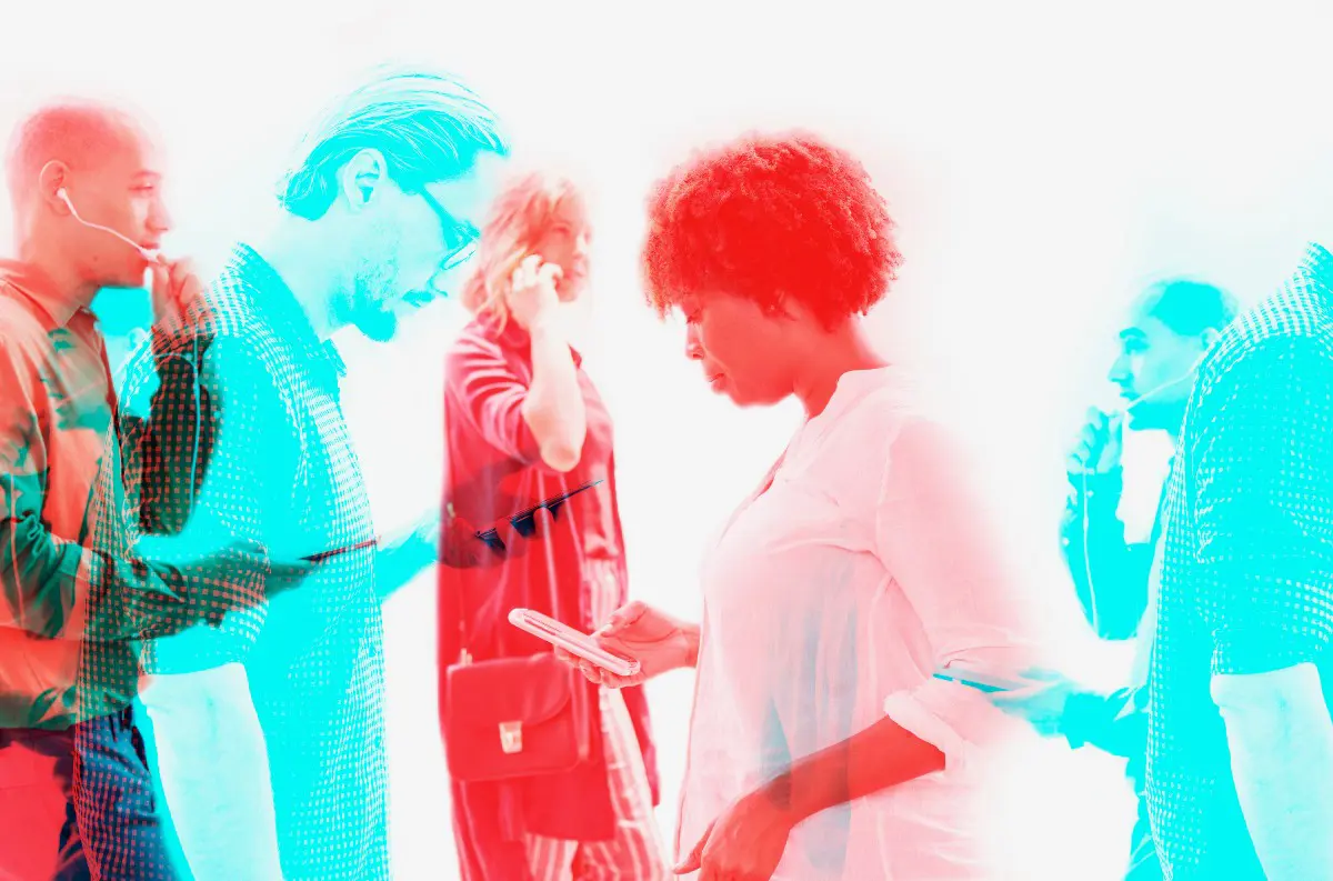 Vzťahy v digitálnom veku: Ako udržať autentické spojenie v online svete