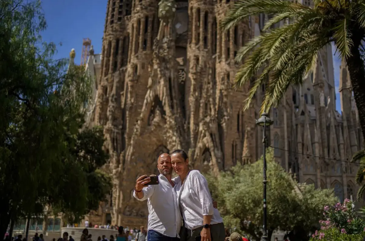 Barcelona vytvorí špeciálnu SELFIE zónu: Obmedzíme turistický CHAOS pri chráme Sagrada Familia. Ročne priláka 4,7 mil. návštevníkov. AKÉ sú ďalšie obmedzenia? +VIDEO