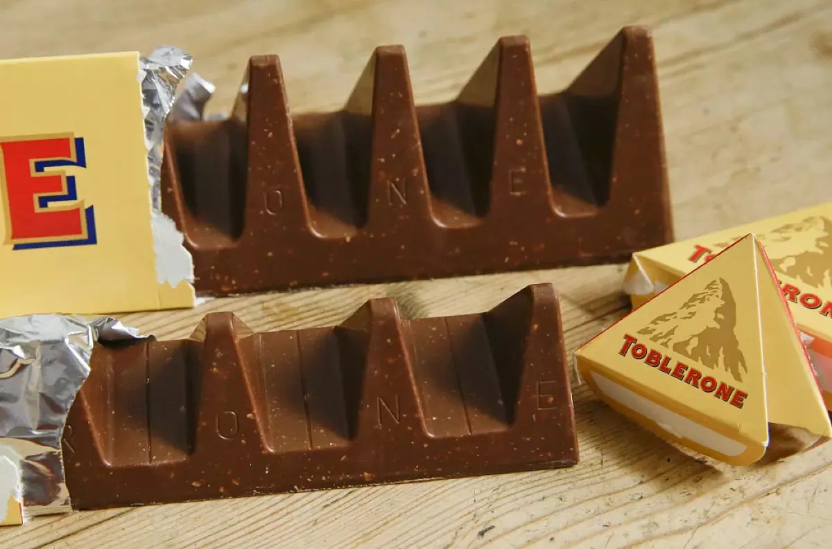 Prečo už Toblerone nie je 100 % švajčiarska čokoláda? Príbeh zmeny obalu a výroby!