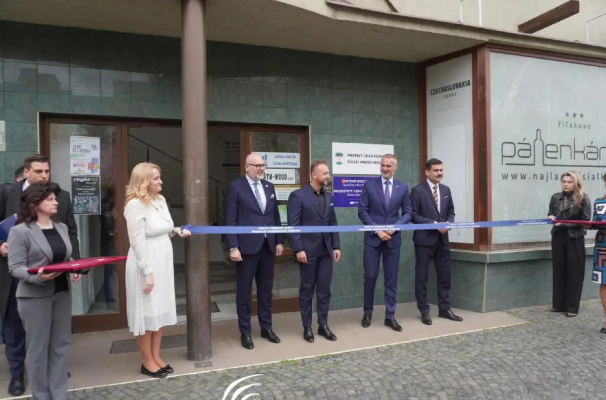Slovensko testuje revolúciu v samospráve: Vznikajú moderné spoločné úradovne, nové centrum otvorili vo Fiľakove +VIDEO