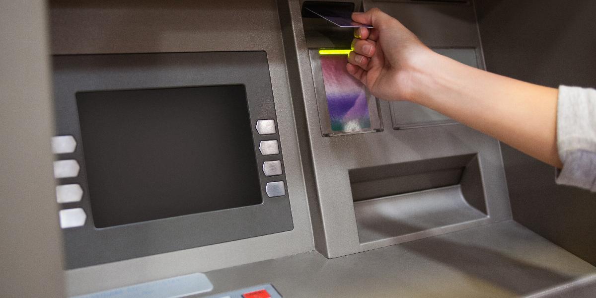 Neuveriteľná krádež: Počítačový gang vybral z bankomatov 45-miliónov dolárov