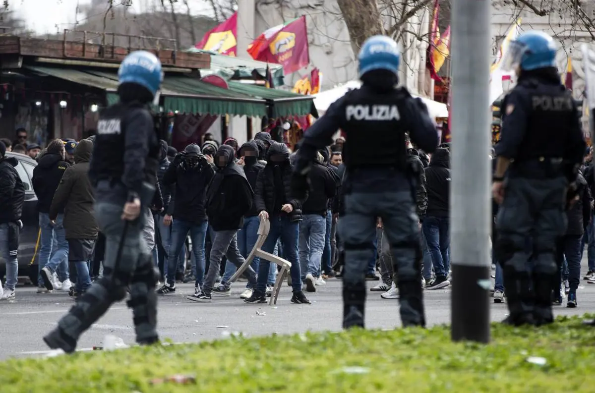 Rímske derby sa zmenilo na bojisko: 24 zranených policajtov a škody za desiatky tisíc eur! +VIDEO