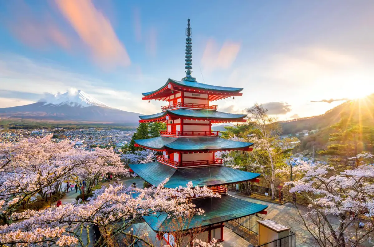 Japonsko zažíva turistický boom: Slabý jen láka rekordné množstvo návštevníkov!