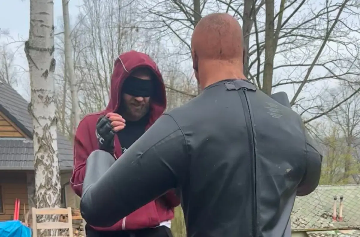 Neuveríš, čo zas vyvádza hviezda UFC Procházka: Tréning v tme, bez jedla a teraz aj naslepo! +VIDEO