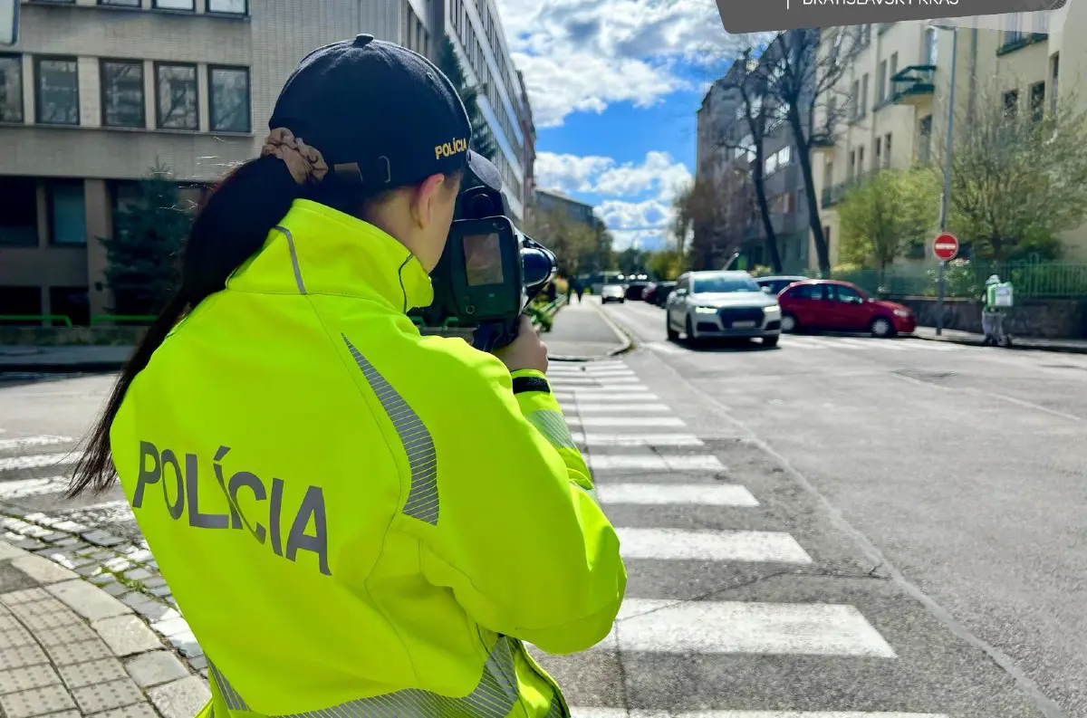 Rýchlostný maratón v Bratislave: Polícia zadržala desiatky vodičských preukazov, výsledky akcie SPEED hovoria jasne!