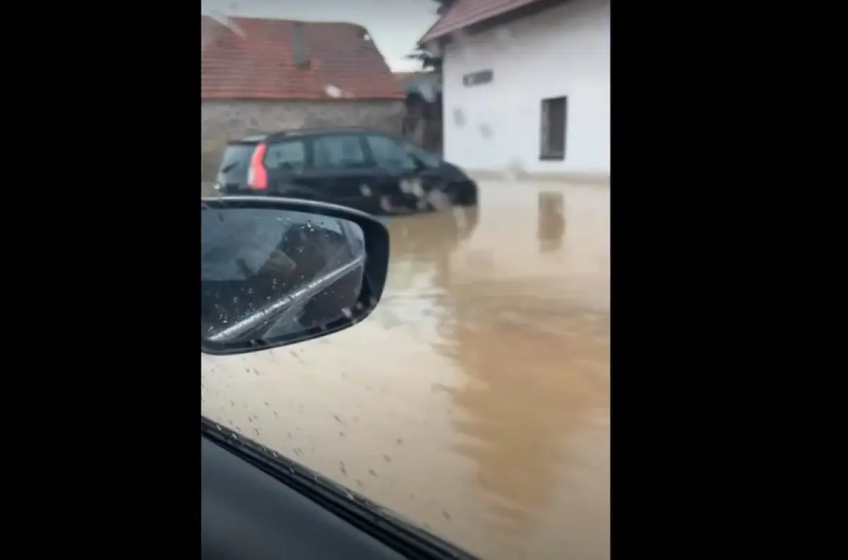 SLOVENSKO: Silné BÚRKY – vytopené obce a stav OHROZENIA! 10 500 BLESKOV! +VIDEO