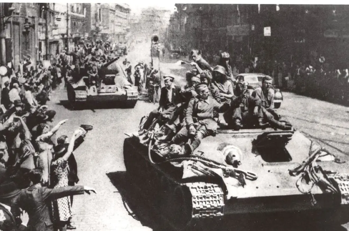 V Košiciach si pripomenuli 80 rokov od konca druhej svetovej vojny: Historické vozidlá, prednášky aj unikátny tank
