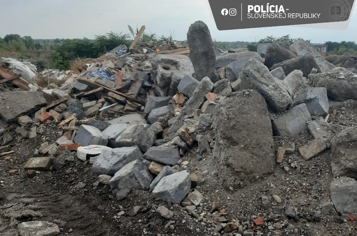 Nelegálna skládka pri Senci: Muž z Bratislavy zakopal tisíce ton odpadu, hrozí mu päť rokov väzenia!