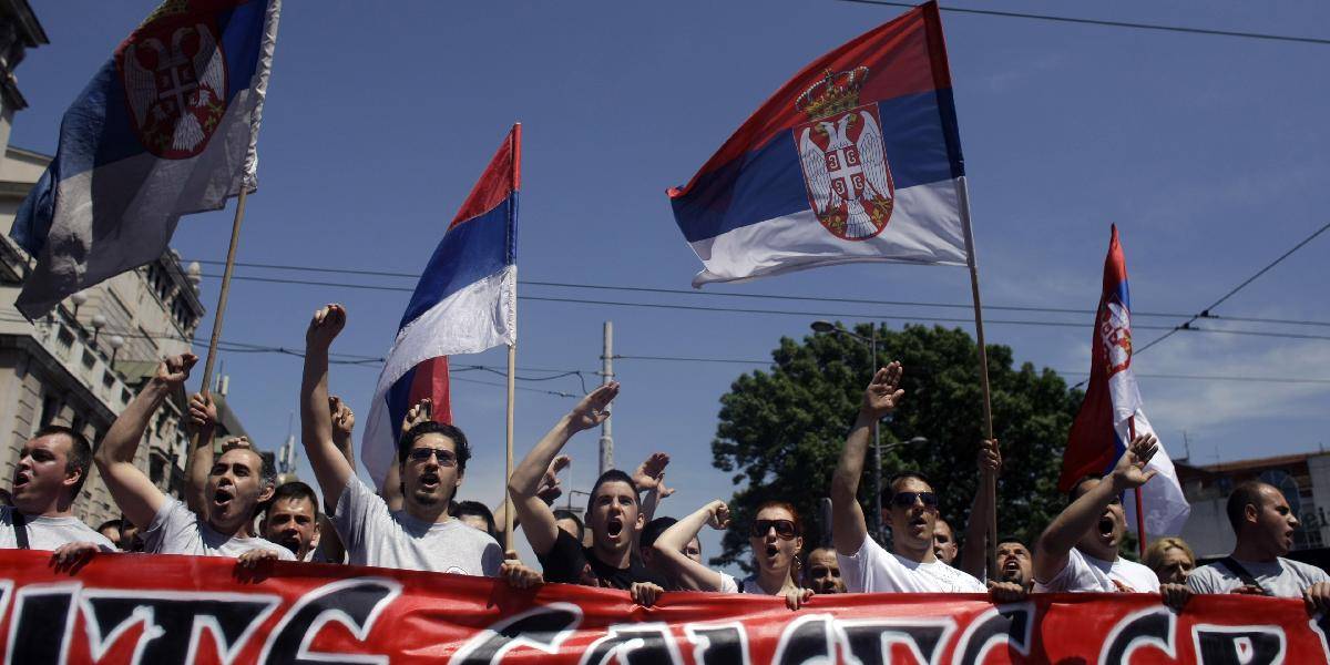 Proti dohode medzi Srbskom a Kosovom prišli protestovať tisíce ľudí