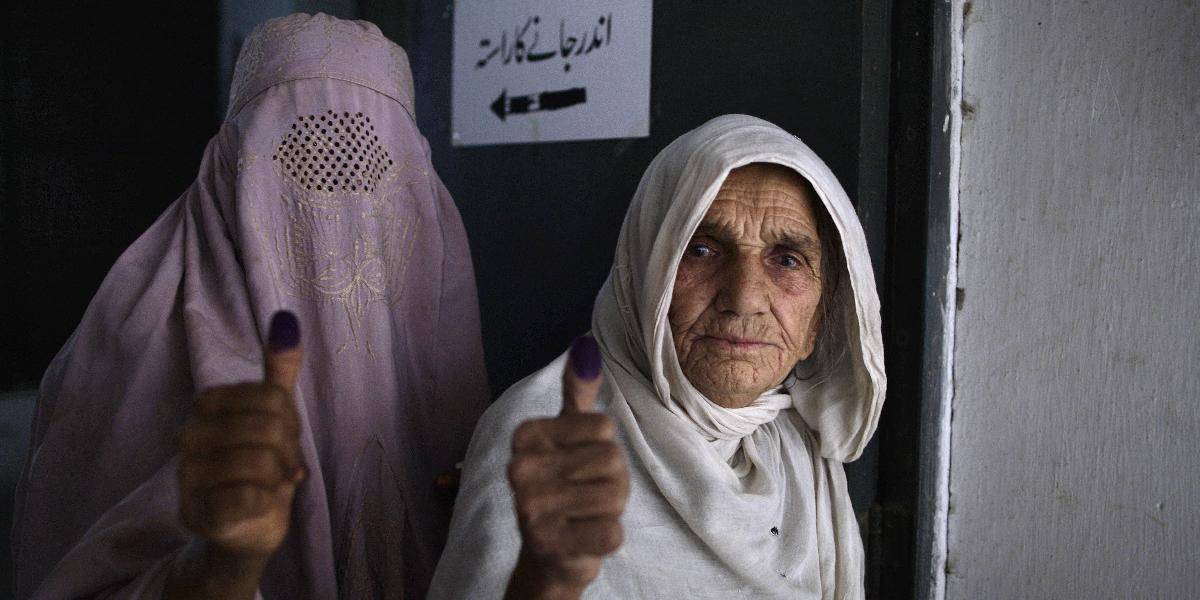Obyvatelia Pakistanu v sobotu hlasujú v historických voľbách