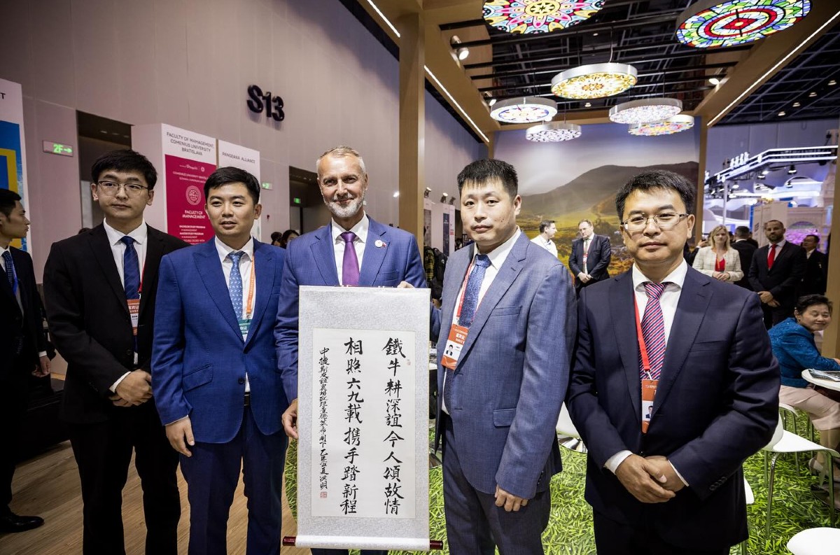 Slovensko na čínskom EXPO: Richard Raši otvoril národný stánok a hovoril o budúcnosti spolupráce s Čínou