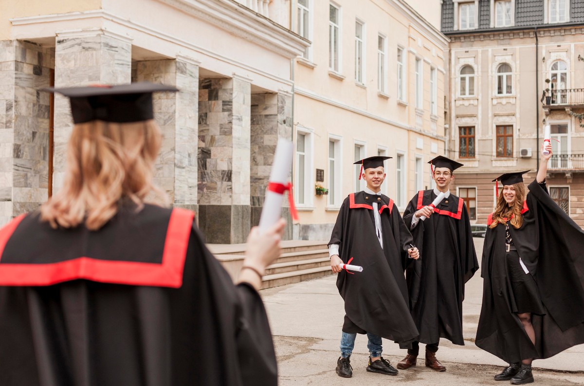 Ako môžu úrad práce a národné projekty pomôcť čerstvým absolventom nájsť prácu a zlepšiť zručnosti