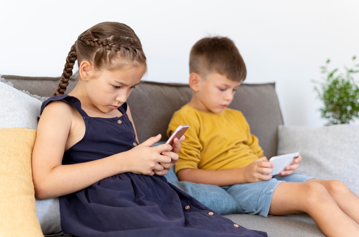 NBÚ varuje pred online nástrahami počas prázdnin: Rodičia by mali s deťmi hovoriť o bezpečnosti na internete