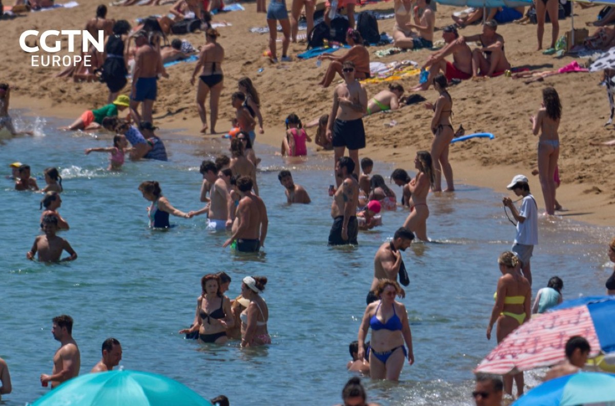 Chystáte sa na dovolenku do Stredomoria? Rekordné horúčavy a búrky ohrozujú dovolenky. Ktorým miestam sa radšej vyhnúť?
