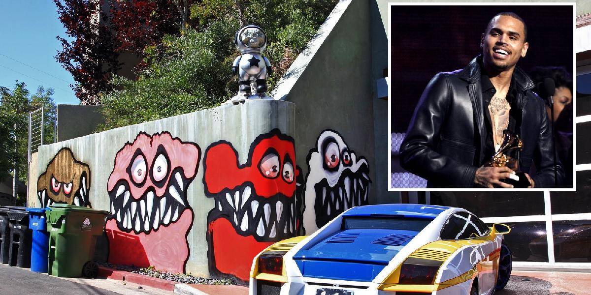 Susedia Chrisa Browna sú nahnevaní: Má na dome príšery
