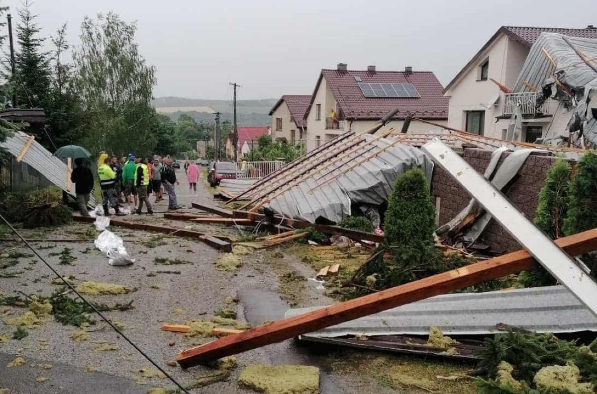 Búrky lámali stĺpy aj vedenia: Elektrina je už späť vo väčšine domácností na východe Slovenska