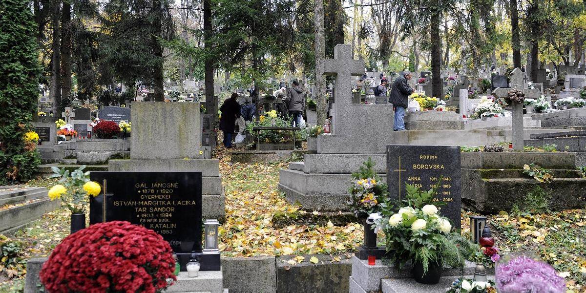 Odhalili vandalov, ktorí vyčíňali na cintoríne