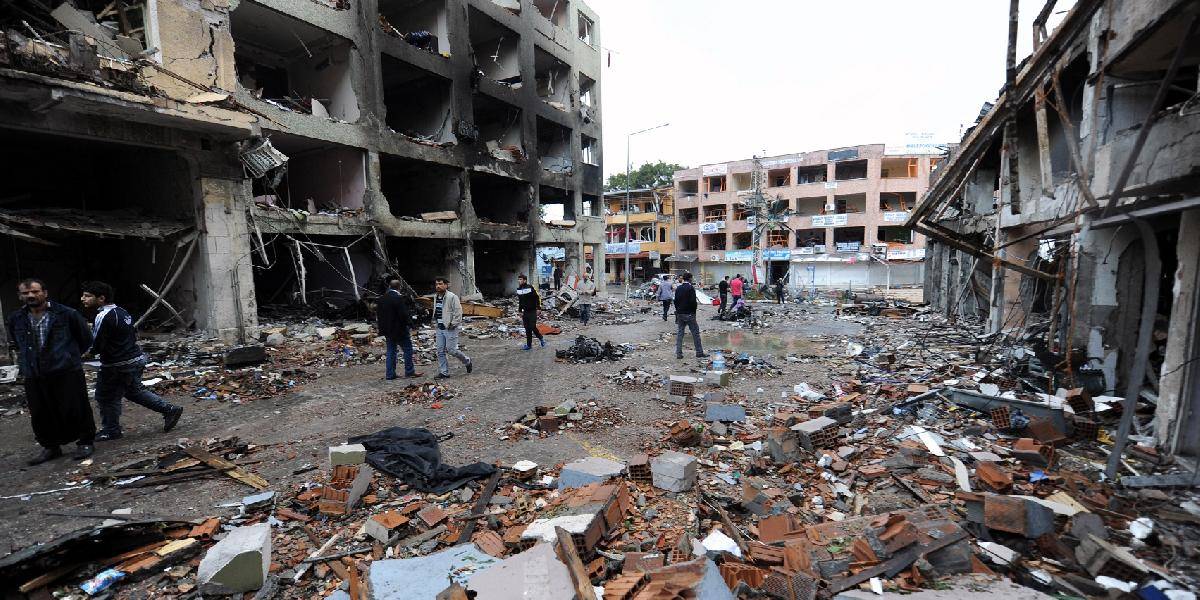 Výbuch pri nemocnici v Bengází pripravil o život 15 ľudí