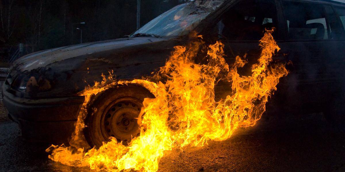 V Prešove niekto zapálil Octaviu, chytilo sa aj auto vedľa