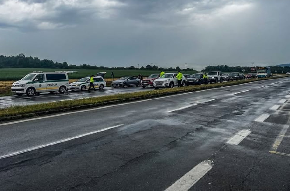 Polícia zasahovala počas dažďa: Vyše 1600 kontrol, 11 vodičov nafúkalo, jeden skončil s obvinením!