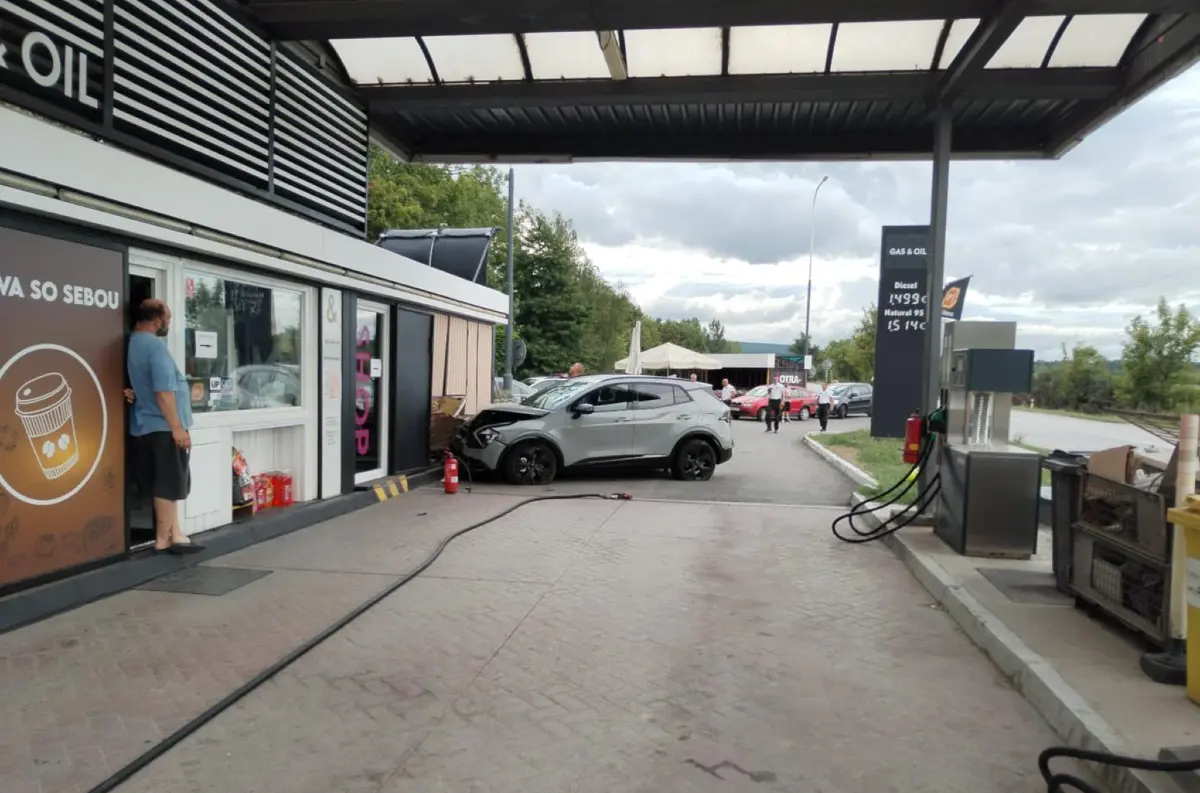 Kritická havária v Košiciach: Auto v plnej rýchlosti vrazilo do čerpacej stanice! Zraneného previezli do nemocnice