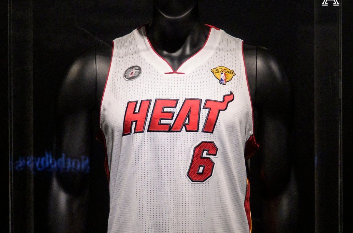 Škandál v NBA: Ex-zamestnanec Miami Heat predával ukradnuté dresy za milióny