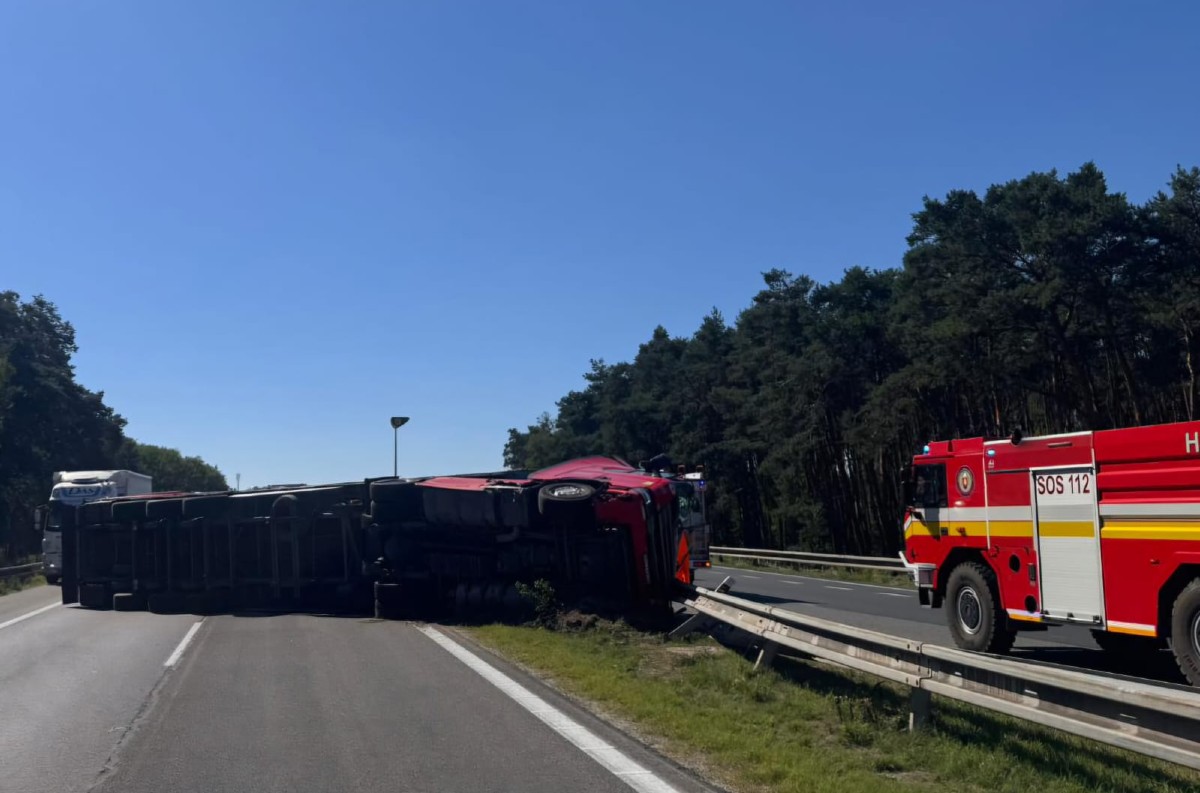 Nehoda kamióna uzavrela diaľnicu D2 pri Malackách: Vodiča previezli do nemocnice, premávka je odklonená
