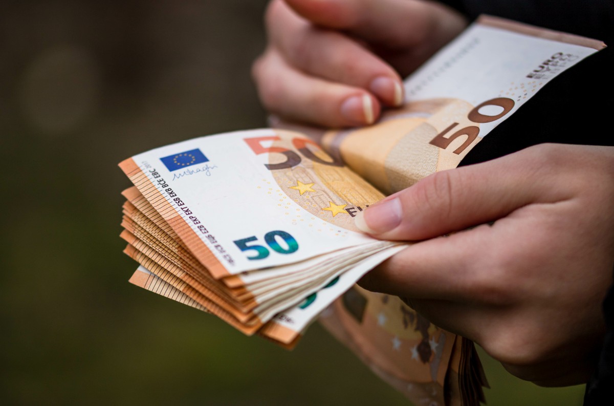 Reálne mzdy na Slovensku rastú vo všetkých odvetviach, priemerný zárobok dosiahol 1 654 eur