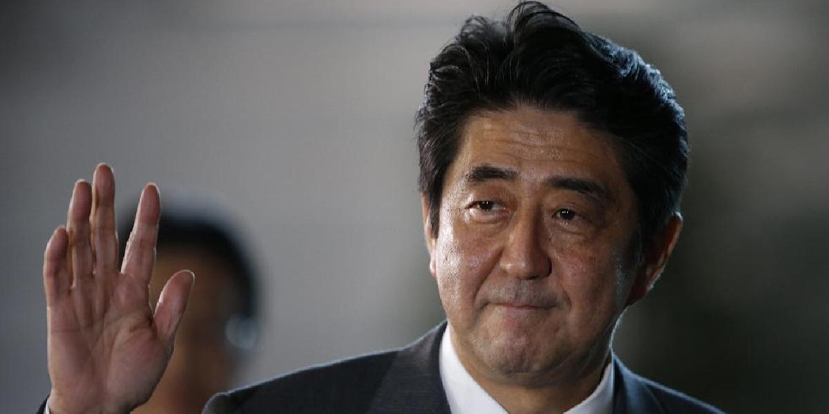 Verejnosť pobúrila fotka japonského premiéra v lietadle 731