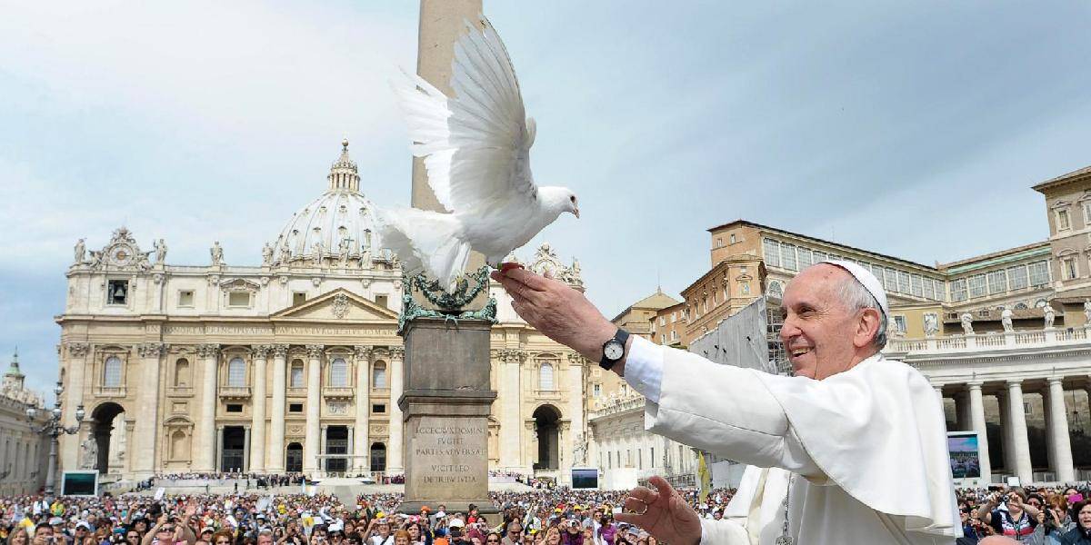 Pápež vypustil z klietky na Námestí sv. Petra dve holubice