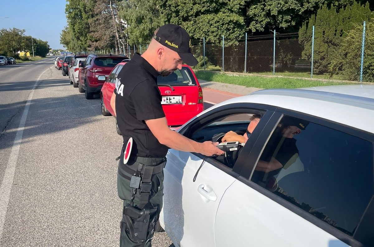 Trnavskí policajti odmeňovali vodičov, ktorí nenafúkali: Akcia Buď rozumný priniesla úsmev aj nealko nápoje