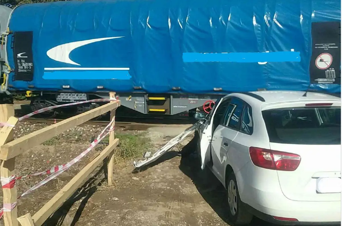 Zásah na koľajisku: V obci Valaliky sa osobné auto zrazilo s vlakom! Hasiči zasahovali medzi vagónmi, vodič skončil mimo vozidla