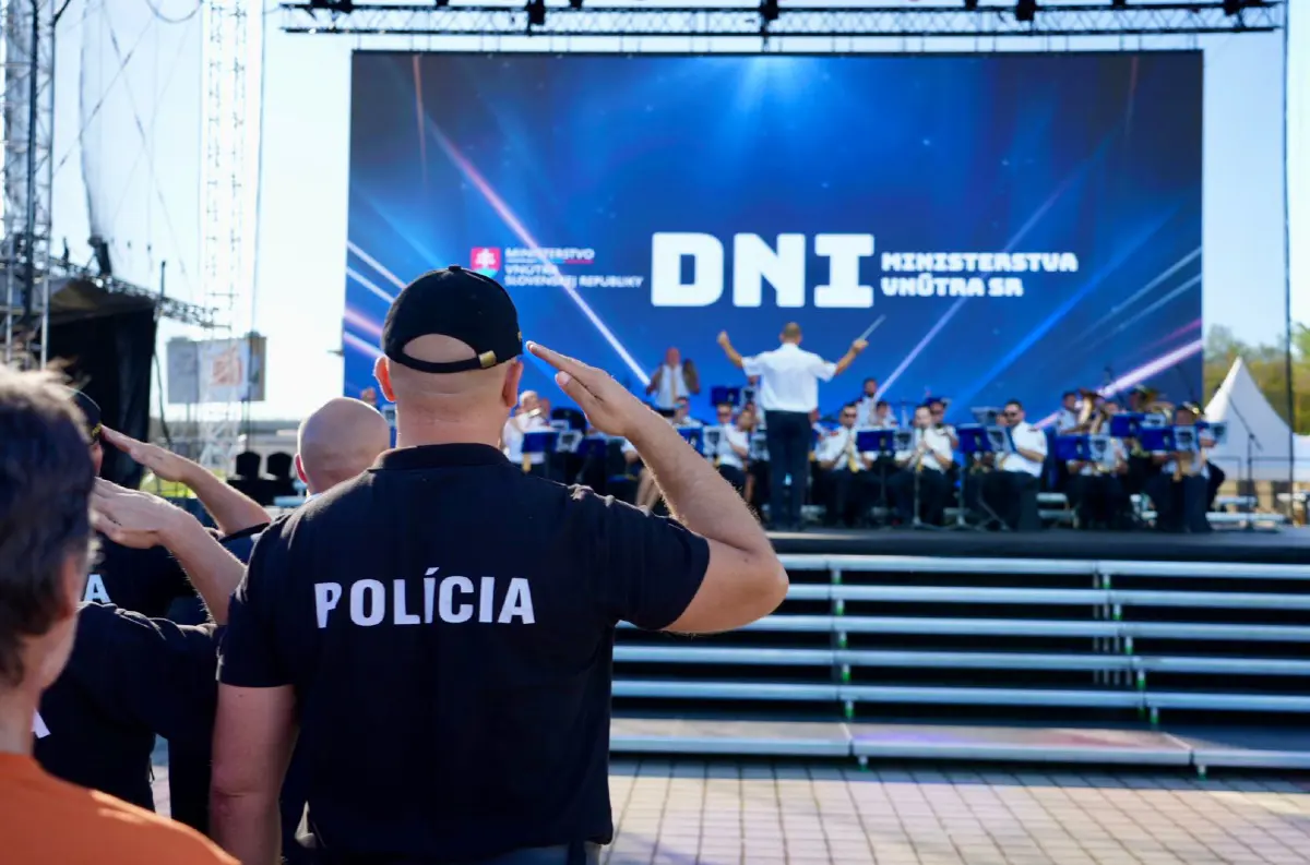 Policajti si prevzali medaily za záchranu ľudských životov
