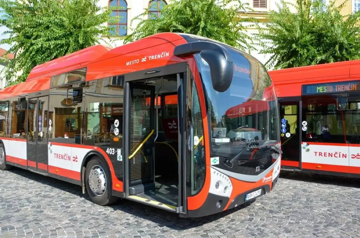 Sabotáž v Trenčíne: Zlodeji vyradili 16 autobusov MHD z prevádzky. Krádež katalyzátorov! Výpadky spojov