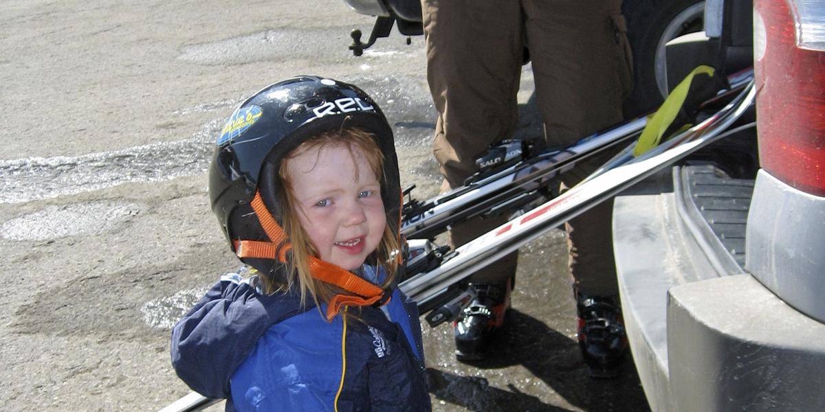 Deti do 15 rokov by mali mať na lyžiarskom svahu prilbu