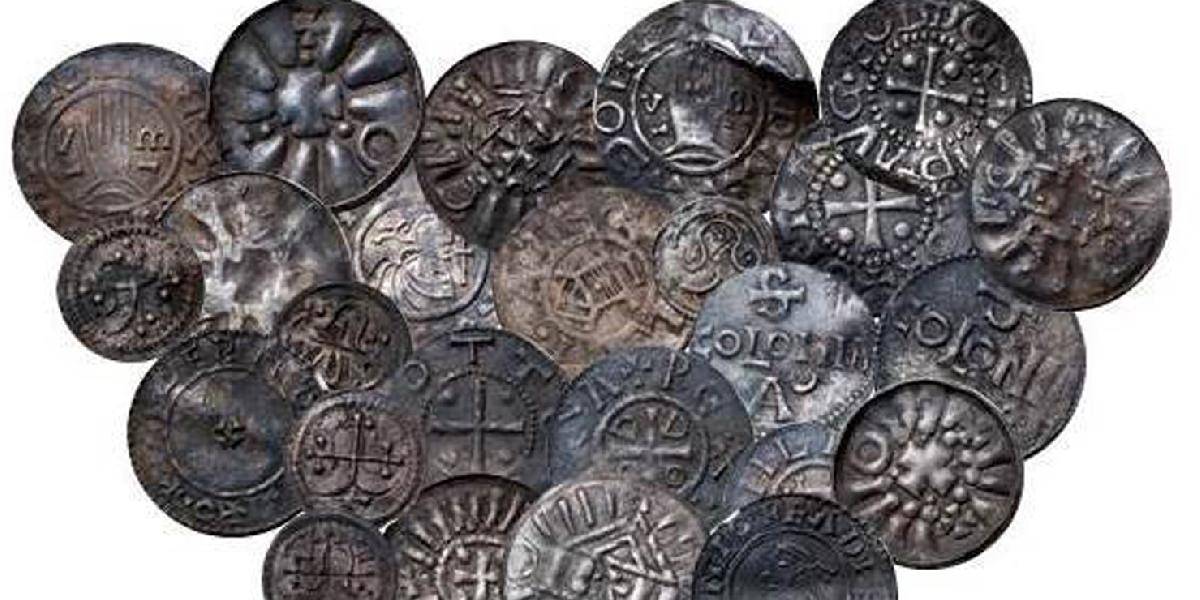 Stredoškolák detektorom kovov objavil vzácne mince z vikinského obdobia