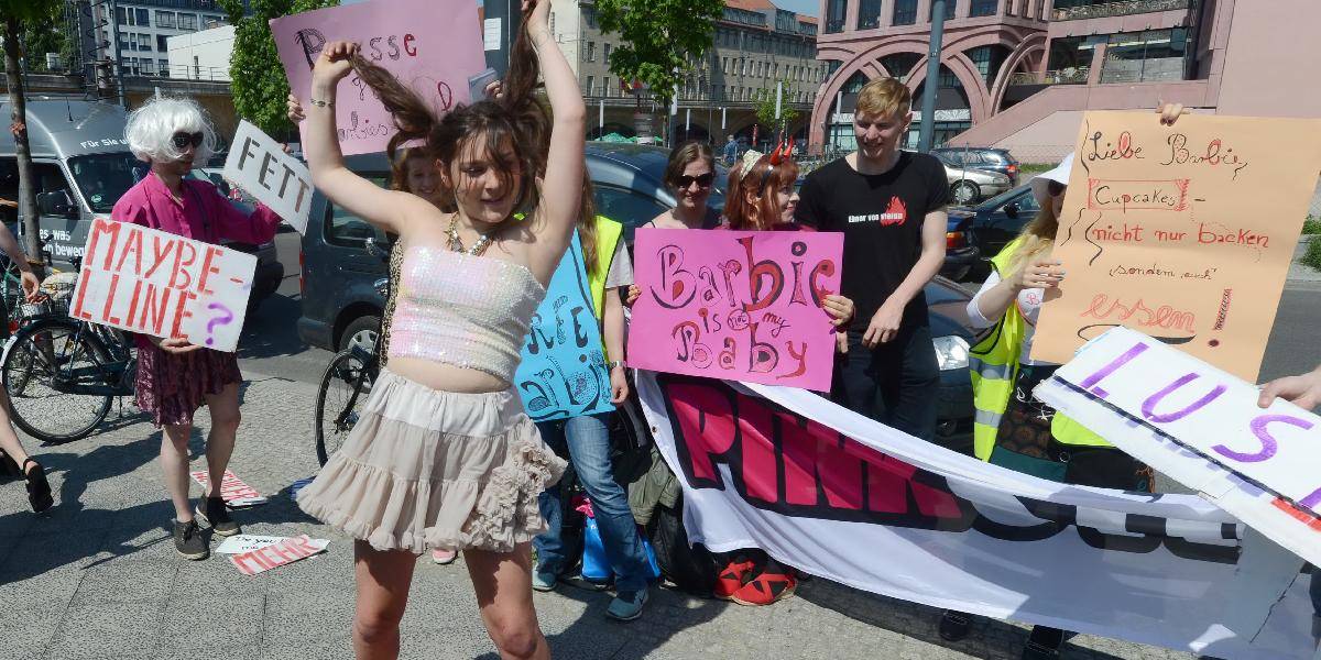 Protest proti Barbie domu: Feministky ukrižovali a zapálili bábik