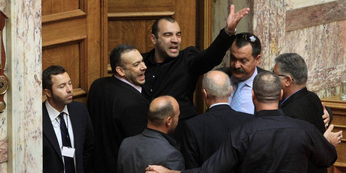 Chaos v gréckom parlamente: Jedného poslanca vyviedli zo sály, ďalší vykrikoval Heil Hitler