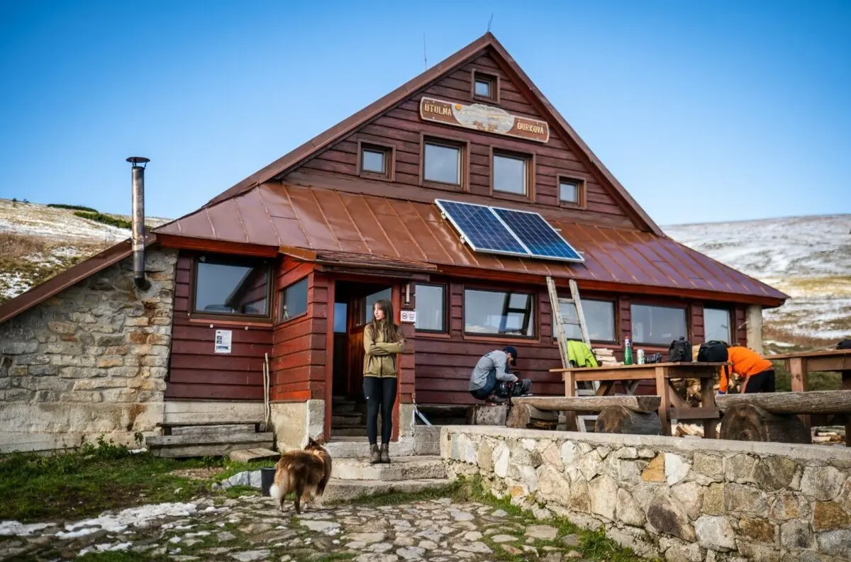 5 útulní a chát v Nízkych Tatrách: Kde prežiť noc na hrebeňovke aj v mrazivej zime?